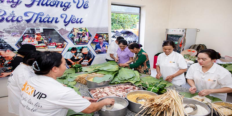 750 chiếc bánh được đoàn thiện nguyện "hướng về Miền Bắc" gói bằng tấm lòng