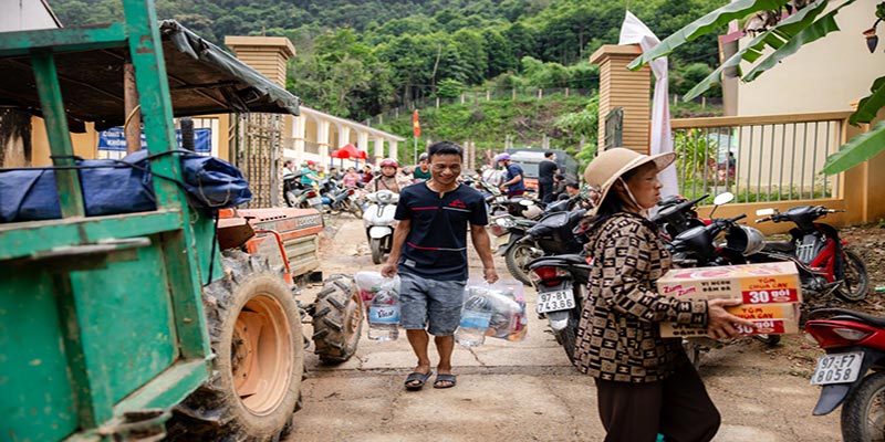 Nụ cười vui vẻ của bà con Bắc Cạn khi nhận quà